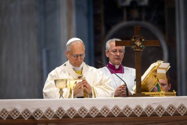 Vatikan Şehri - 15 Haziran 2025: Kutsal Üçlemenin Kutsallığı üzerine Papa 16. Leo, Vatikan Bazilikası 'nda spor jübilesi için başkanlık etmektedir..