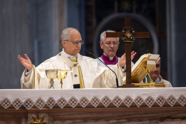 Vatikan Şehri - 15 Haziran 2025: Kutsal Üçlemenin Kutsallığı üzerine Papa 16. Leo, Vatikan Bazilikası 'nda spor jübilesi için başkanlık etmektedir..