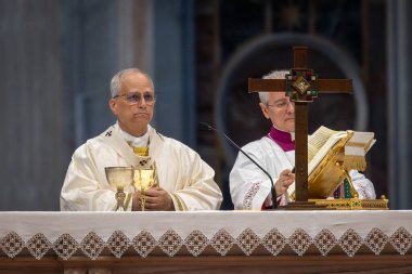 Vatikan Şehri - 15 Haziran 2025: Kutsal Üçlemenin Kutsallığı üzerine Papa 16. Leo, Vatikan Bazilikası 'nda spor jübilesi için başkanlık etmektedir..