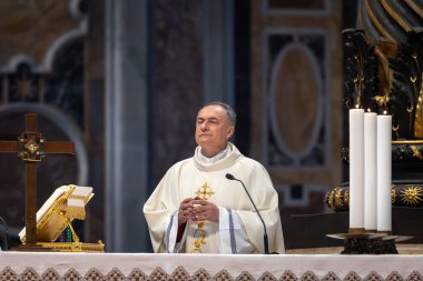 Vatikan Şehri - 15 Haziran 2025: Kutsal Üçlemenin Kutsallığı üzerine Papa 16. Leo, Vatikan Bazilikası 'nda spor jübilesi için başkanlık etmektedir..