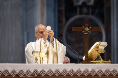 Vatikan Şehri - 15 Haziran 2025: Kutsal Üçlemenin Kutsallığı üzerine Papa 16. Leo, Vatikan Bazilikası 'nda spor jübilesi için başkanlık etmektedir..