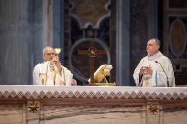 Vatikan Şehri - 15 Haziran 2025: Kutsal Üçlemenin Kutsallığı üzerine Papa 16. Leo, Vatikan Bazilikası 'nda spor jübilesi için başkanlık etmektedir..