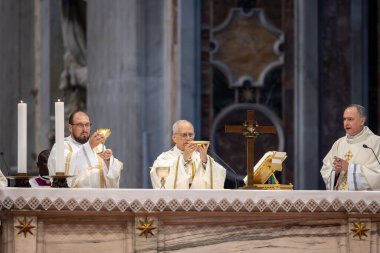Vatikan Şehri - 15 Haziran 2025: Kutsal Üçlemenin Kutsallığı üzerine Papa 16. Leo, Vatikan Bazilikası 'nda spor jübilesi için başkanlık etmektedir..