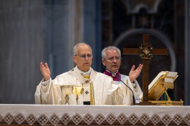 Vatikan Şehri - 15 Haziran 2025: Kutsal Üçlemenin Kutsallığı üzerine Papa 16. Leo, Vatikan Bazilikası 'nda spor jübilesi için başkanlık etmektedir..