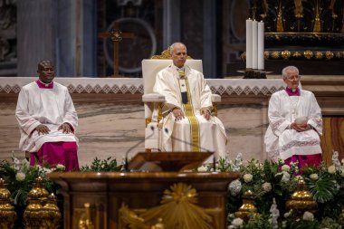 Vatikan Şehri - 15 Haziran 2025: Kutsal Üçlemenin Kutsallığı üzerine Papa 16. Leo, Vatikan Bazilikası 'nda spor jübilesi için başkanlık etmektedir..
