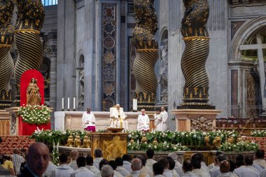 Vatikan Şehri - 15 Haziran 2025: Kutsal Üçlemenin Kutsallığı üzerine Papa 16. Leo, Vatikan Bazilikası 'nda spor jübilesi için başkanlık etmektedir..