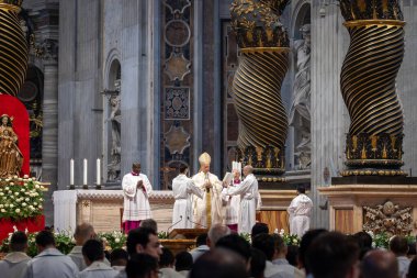 Vatikan Şehri - 15 Haziran 2025: Kutsal Üçlemenin Kutsallığı üzerine Papa 16. Leo, Vatikan Bazilikası 'nda spor jübilesi için başkanlık etmektedir..