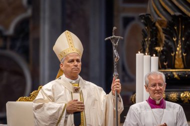 Vatikan Şehri - 15 Haziran 2025: Kutsal Üçlemenin Kutsallığı üzerine Papa 16. Leo, Vatikan Bazilikası 'nda spor jübilesi için başkanlık etmektedir..