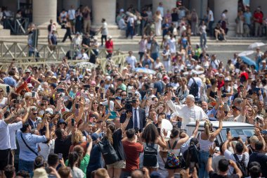 Vatikan Şehri - 15 Haziran 2025: Kutlamaların sonunda Papa XIV. Leo, Aziz Peter Meydanı 'nda otuz bin inançlı kişi tarafından alkışlanan bir tura katılır..