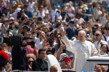 Vatikan Şehri - 15 Haziran 2025: Kutlamaların sonunda Papa XIV. Leo, Aziz Peter Meydanı 'nda otuz bin inançlı kişi tarafından alkışlanan bir tura katılır..