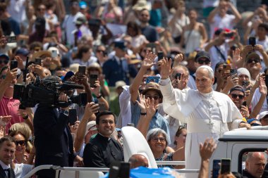 Vatikan Şehri - 15 Haziran 2025: Kutlamaların sonunda Papa XIV. Leo, Aziz Peter Meydanı 'nda otuz bin inançlı kişi tarafından alkışlanan bir tura katılır..