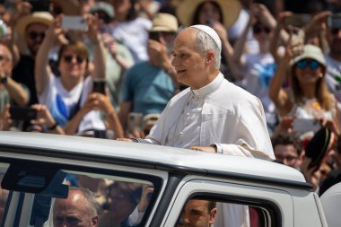 Vatikan Şehri - 15 Haziran 2025: Kutlamaların sonunda Papa XIV. Leo, Aziz Peter Meydanı 'nda otuz bin inançlı kişi tarafından alkışlanan bir tura katılır..