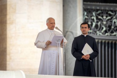 Vatikan Şehri - 15 Haziran 2025: St. Peter Meydanı 'ndaki Angelus' ta, Marian namazından önce, Papa 16. Leo barış için kapsamlı bir diyalog çağrısında bulundu..