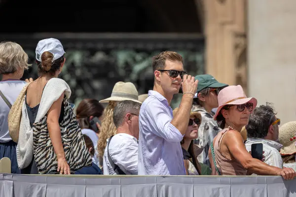 Vatikan Şehri - 15 Haziran 2025: Birçok inançlı kalabalık Aziz Peter Meydanı 'nda Papa' yı görmek için Angelus 'ta bekliyor.