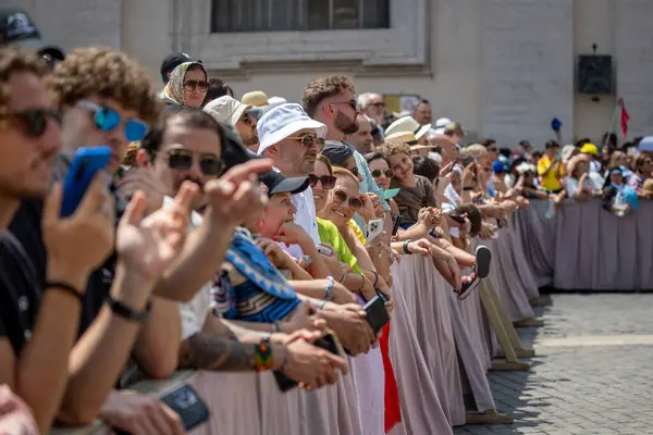 Vatikan Şehri - 15 Haziran 2025: Birçok inançlı kalabalık Aziz Peter Meydanı 'nda Papa' yı görmek için Angelus 'ta bekliyor.