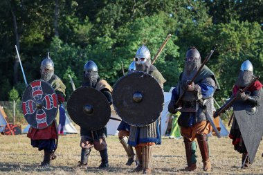 Ladispoli (RM), İtalya - 28 Haziran 2025: Drakkar Viking Festivali, Viking tarihinin yeniden canlandırması. Zırh giyen bir grup Viking savaşçısı İskandinav kültüründe simüle edilmiş bir savaşta karşı karşıya geldiler. Tarihi Canlandırma.