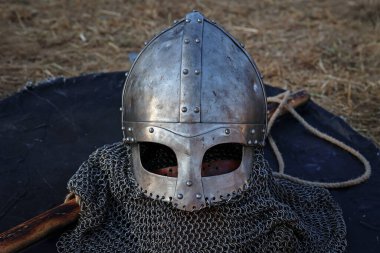 Ladispoli (RM), İtalya - 28 Haziran 2025: Drakkar Viking Festivali, Viking tarihinin yeniden canlandırması. Eski Viking dövüşlerinde kullanılan zırhın demir miğferi..