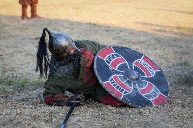 Ladispoli (RM), İtalya - 28 Haziran 2025: Drakkar Viking Festivali, Viking tarihinin yeniden canlandırması. Savaş zırhı giyen tipik bir Viking savaşçısı, İskandinav kültürü tarzında. Tarihi Canlandırma.