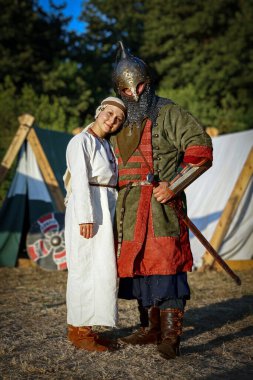 Ladispoli (RM), İtalya - 28 Haziran 2025: Drakkar Viking Festivali, Viking tarihinin yeniden canlandırması. Efsanevi dövüşçüler, antik ritüeller, tipik müzik, İskandinav kültürüyle ilgili eğlence.