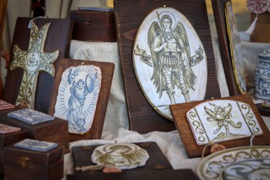 Ladispoli (RM), İtalya - 28 Haziran 2025: Drakkar Viking Festivali, Viking tarihinin yeniden canlandırması. İskandinav kültüründe elle dekore edilmiş seramik nesneleri oyala.