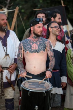 Ladispoli (RM), İtalya - 28 Haziran 2025: Drakkar Viking Festivali, Viking tarihinin yeniden canlandırması. Eski İskandinav kültürünün geleneklerine göre iki genç eşin düğünü kutlanır. Tarihi Canlandırma.