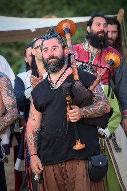Ladispoli (RM), İtalya - 28 Haziran 2025: Drakkar Viking Festivali, Viking tarihinin yeniden canlandırması. Eski İskandinav kültürünün geleneklerine göre iki genç eşin düğünü kutlanır. Tarihi Canlandırma.