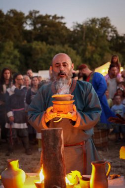 Ladispoli (RM), İtalya - 28 Haziran 2025: Drakkar Viking Festivali, Viking tarihinin yeniden canlandırması. Eski İskandinav kültürünün geleneklerine göre iki genç eşin düğünü kutlanır. Tarihi Canlandırma.