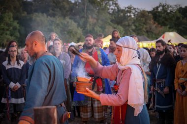 Ladispoli (RM), İtalya - 28 Haziran 2025: Drakkar Viking Festivali, Viking tarihinin yeniden canlandırması. Eski İskandinav kültürünün geleneklerine göre iki genç eşin düğünü kutlanır. Tarihi Canlandırma.