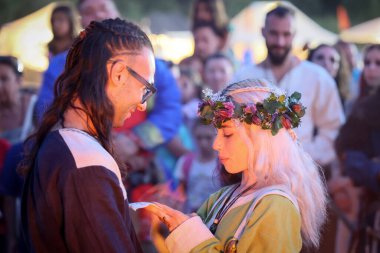 Ladispoli (RM), İtalya - 28 Haziran 2025: Drakkar Viking Festivali, Viking tarihinin yeniden canlandırması. Eski İskandinav kültürünün geleneklerine göre iki genç eşin düğünü kutlanır. Tarihi Canlandırma.