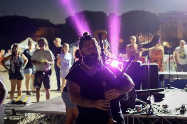 Ladispoli (RM), İtalya - 28 Haziran 2025: Drakkar Viking Festivali, Viking tarihinin yeniden canlandırması. Destansı dövüşçüler, antik ritüeller, tipik müzik, İskandinav kültürüyle ilgili eğlence. Geleneksel enstrümanlı müzik konseri, akşam şovu.