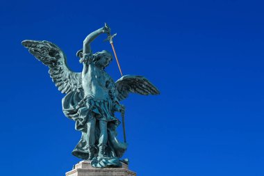 Başmelek Mikail 'in (1753, Peter Anton von Verschaffelt) Roma, İtalya' daki Hadrian Anıtmezarı Sant 'Angelo Kalesi' nin tepesinde