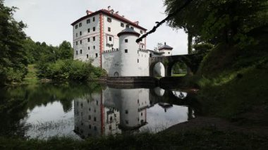 Stari trg pri Lou, Slovenya - 26 Temmuz 2025: Sloven Lo Valley 'de yer alan Snenik Şatosu. 11. yüzyılda inşa edilmiş ve aslında Alman Schneeberg ailesi tarafından kurulmuştur.