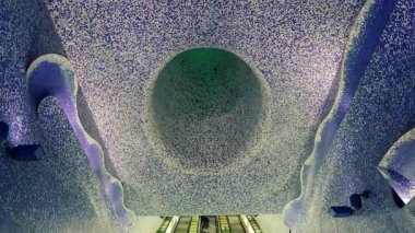 Napoli, İtalya - 21 Mart 2025: Napoli 'deki modern Toledo Metro İstasyonu' nun çatısı ve yürüyen merdiveni İspanyol mimar Tusquets tarafından tasarlandı..