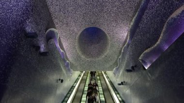 Napoli, İtalya - 21 Mart 2025: Napoli 'deki modern Toledo Metro İstasyonu' nun çatısı ve yürüyen merdiveni İspanyol mimar Tusquets tarafından tasarlandı..