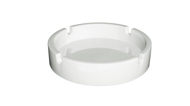 İzole edilmiş arkaplanda beyaz seramik kül tablası.