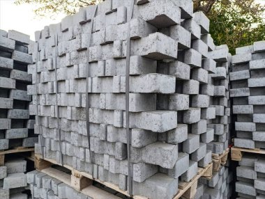 Üst üste yığılmış beton bloklar..