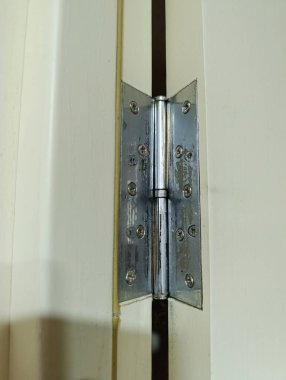 Kapıda beyaz bir kapı var..