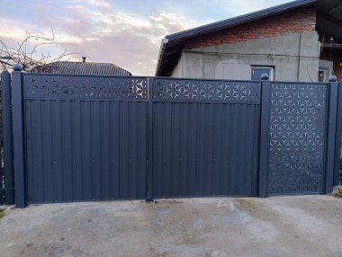 Üzerinde dekoratif tasarım olan metal bir kapı..