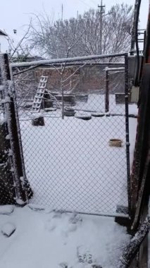 Zeminde kar olan bir tel örgü.