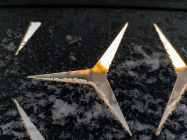 Üzerinde kar olan metal bir ızgaranın yakın çekimi..