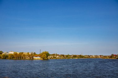 Ortasında küçük bir ada olan bir su kütlesi..