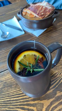 Bir bardak sıcak şarap ve bir dilim limon ve biberiye..