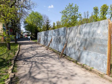 Yolun kenarında beton bir duvar, kaldırımın yanında..