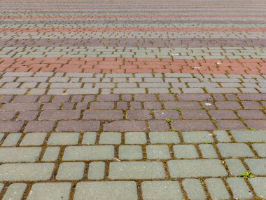 Kırmızı ve gri tuğla desenli bir tuğla geçit..