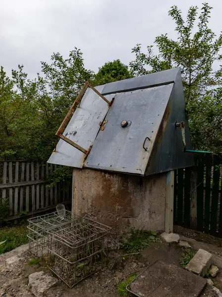 Suyu olan bir kuyu ahşap bir çitle çevrili..