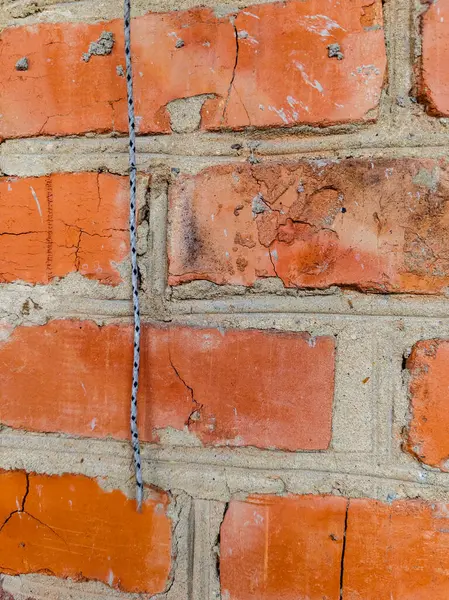 Üzerinde halat olan tuğla bir duvar..
