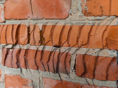 İçinde çatlak olan tuğla bir duvar..