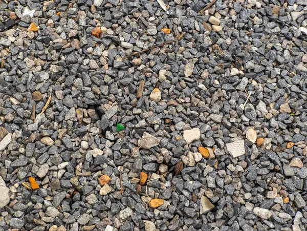 Yerdeki çakıl yığınının yakın çekimi..