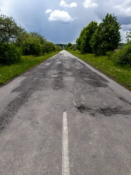 Üzerinde beyaz bir çizgi olan uzun ve boş bir yol..