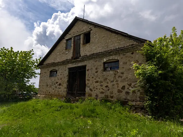 Kırsalda eski bir taş ev..